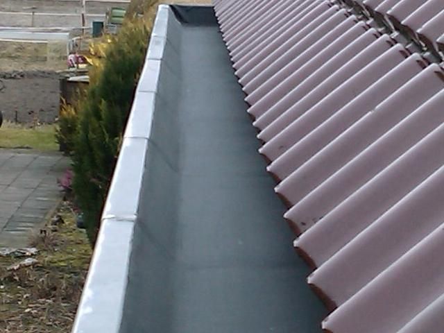 Dakgoot reinigen, verstopping voorkomen en wateroverlast vermijden